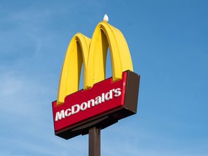 Face à une employée incapable de préciser la composition d'une sauce, il perd son sang-froid au McDonald's et dégrade le restaurant