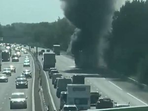 VIDÉO. Un camion en feu sur l'A9 : la circulation est coupée vers l'Espagne, à hauteur de Nîmes