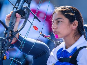 VIDÉO. Paralympiques de Paris 2024 : en tirant avec ses pieds, cette para-archère de 17 ans bat le record du monde