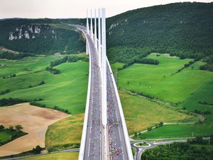 Il y a 20 ans, le viaduc de Millau, alors superstar et fierté nationale, faisait rêver les Français