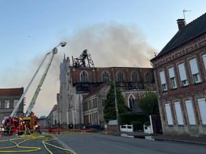 VIDÉO. L'église en flamme dans la nuit, le clocher ne résiste pas à l'impressionnant incendie et s'effondre