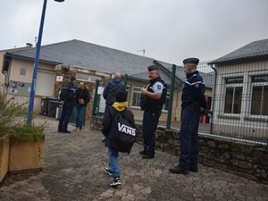 Devant les établissements scolaires de l'Aveyron, la présence 