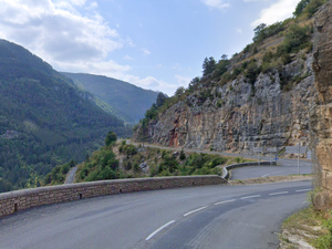 Le camion chute de 60 mètres dans un ravin des gorges du Tarn, le conducteur s'en sort indemne