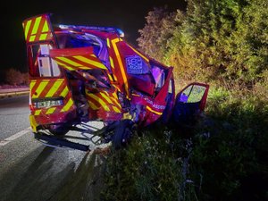 Ils venaient secourir une personne en difficulté près de la route : le fourgon des pompiers violemment percuté par une voiture