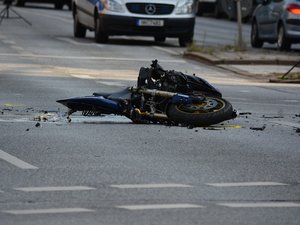 Sa moto a été pulvérisée après une collision frontale avec une voiture, voici pourquoi ce motard est encore en vie