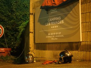 Aveyron : un bungalow de camping part en fumée dans la nuit