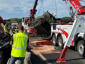 Accident, dégâts, blessés, embouteillages : comment un char d'assaut sème la pagaille sur l'autoroute A7