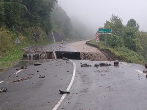 Intempéries dans les Pyrénées-Atlantiques : l'une des routes principales pour se rendre en Espagne coupée en deux après un effondrement