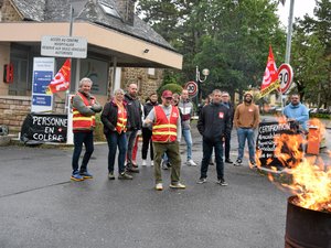 Les salariés du centre hospitalier Sainte-Marie manifestent à Rodez, ce lundi