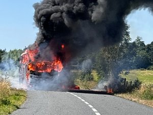 Ils avaient sauvé 26 vacanciers allemands d'un car en flammes : ces trois gendarmes de l'Aveyron vont être décorés pour leur héroïsme