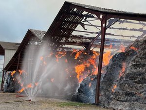 DIAPORAMA. Les images impressionnantes de l'incendie qui a ravagé un bâtiment agricole de 2 000 m² près de l'aéroport de Rodez