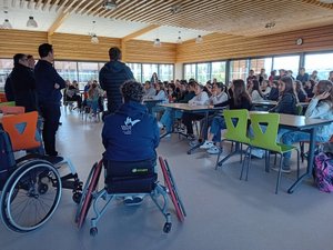 En Aveyron, une belle rencontre entre jeunes collégiens et les internationaux de l'équipe de France de rugby à XIII en fauteuil