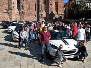 L'image du jour : les passionnés de la Peugeot RCZ s'affichent à Rodez lors d'une sortie aveyronnaise