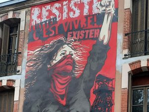 Street art : découvrez la nouvelle fresque de lutte réalisée sur la Maison des sociétés de Decazeville