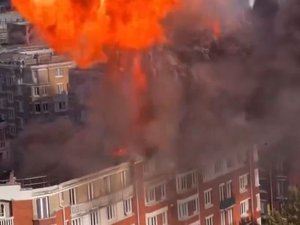 VIDÉOS. Explosion sur la terrasse d'un immeuble à Paris : les images de l'impressionnant incendie en cours dans le 13e arrondissement