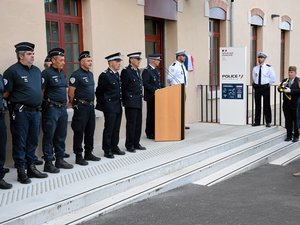 Rodez : au nouveau commissariat, élus et entrepreneurs découvrent les locaux et dévoilent une plaque