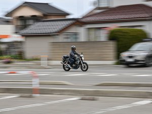 En retard pour la réunion de parents d'élèves, le motard fonce à plus de 140 km/h en ville