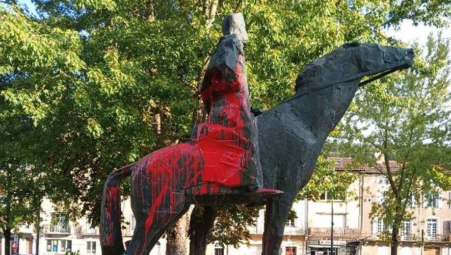 La statue d'un général dégradée à la peinture rouge avant une cérémonie  d'hommage, la mairie de Saint-Affrique porte plainte -  centrepresseaveyron.fr