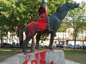 La statue d'un général dégradée à la peinture rouge avant une cérémonie d'hommage, la mairie de Saint-Affrique porte plainte