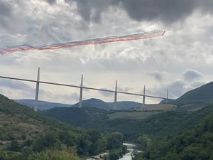 VIDÉO. 20 ans du viaduc de Millau : revivez le passage de la patrouille de France au-dessus de l'ouvrage