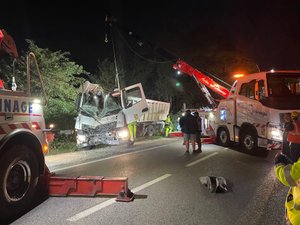 Occitanie : le poids lourd prend de plein fouet un pylône électrique et plonge des habitants dans le noir