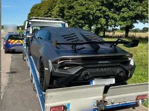 Le drapeau à damier se transforme en fourrière : une Lamborghini contrôlée à 193 km/h sur l'autoroute