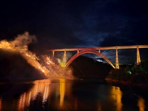 EN IMAGES. Pour les 140 ans de sa construction, le viaduc de Garabit dans le Cantal a mis littéralement le feu