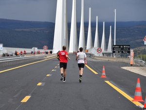 VIDEO. L'impressionnante performance du funambule Nathan Paulin, qui s'est illustré au-dessus du viaduc de Millau