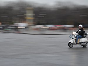 Insolite : elle roule à scooter et se fait arracher son sac à main par deux voleurs... qui roulent eux-mêmes à scooter