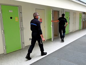 Crise d'un détenu, AVC pendant le repas, feu de matelas... Une journée 