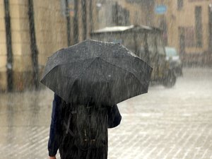 VIDEOS. Météo : 8 milliards de litres d'eau par minute : pluies non-stop, orages, coups de vent et même tornade sur la France