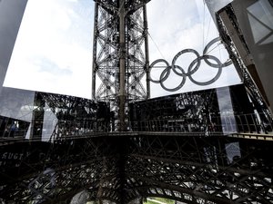 VIDEO. JO de Paris 2024 : les anneaux olympiques retirés de la tour Eiffel, par quoi pourraient-ils être remplacés ?