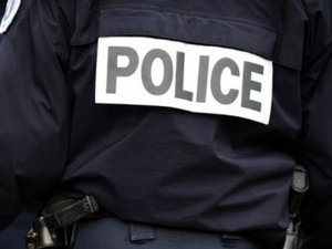 Il s'enfuit de l'hôpital menotté, se cache dans l'appartement d'une femme enceinte et tente d'échapper à la police en sautant d'un balcon