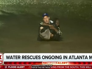 VIDÉO. Ouragan Hélène : alors qu'il est à l'antenne, un journaliste interrompt son direct et sauve une femme piégée par la montée des eaux