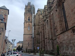 De grandes manoeuvres cette semaine pour gruter la vierge, postée à 83 mètres de haut sur la cathédrale de Rodez