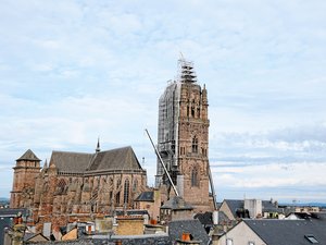 VIDÉO. Perchée à 86 m de haut, la statue de la Vierge quitte le sommet de la cathédrale de Rodez, revivez le moment en images