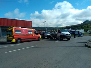 Le conducteur perd le contrôle de sa voiture qui finit sa route suspendue sur un parapet