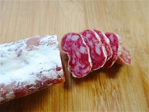 Prudence si vous en êtes friand à l'heure de l'apéro : du saucisson fait l'objet d'un rappel national