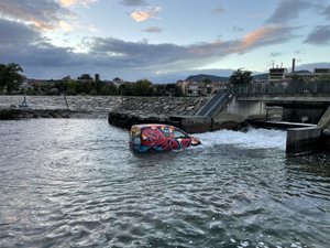 Que fait ce véhicule utilitaire entièrement recouvert de graffitis dans les eaux vives de Millau ?