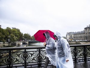 Dépression Kirk : un décès dans l'Hérault, 67 000 foyers sans électricité, trains à l'arrêt, un mois de pluie en un jour, la France balayée par un lourd bilan