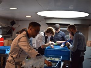 EN IMAGES. L'Aveyron en Seine débarque à Paris : dans les coulisses de la grande soirée aveyronnaise à bord de la péniche le Diamant bleu