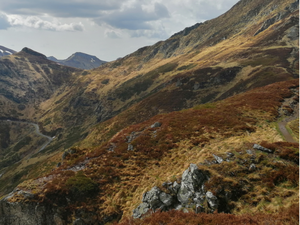 À plus de 1 500 mètres d'altitude dans le Cantal, il perd le contrôle de son véhicule et fait un plongeon mortel de plus de 200 mètres dans un précipice