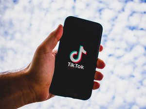 TikTok mise sur l'IA pour gérer la modération de ses contenus, et informe les employés de leur licenciement par courriel