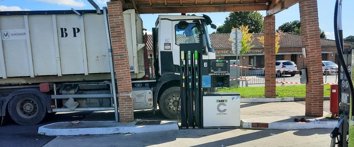 Victime d'un coup de pompe, il encastre son poids lourd dans la station service et la démonte