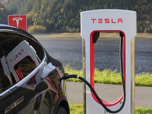 Quatre personnes mortes avant l'arrivée des secours, dans une voiture électrique Tesla qui a pris feu