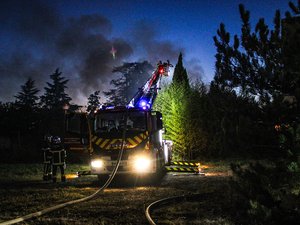 Il met le feu à son appartement du dernier étage pendant la nuit, une personne blessée, douze évacuées