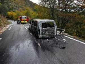 Grosse frayeur lors de la sortie scolaire : le minibus qui transportait huit adolescents prend feu sur la route