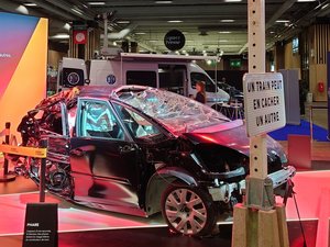 Pourquoi des voitures et des fourgons accidentés sont exposés au Mondial de l'automobile de Paris ?