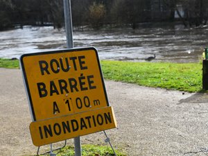 Tempête Leslie : piétons et automobilistes forcent le passage d'un pont fermé, le préfet dénonce leur 