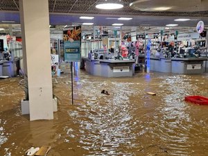 Inondations dans le Rhône : un magasin Carrefour est inondé, 39 salariés et des clients se réfugient au premier étage en attente d'une évacuation